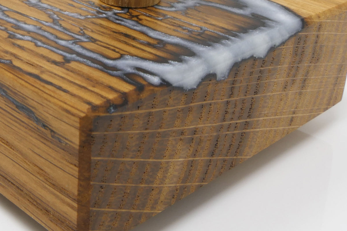 Detail der massiven Roteiche mit Maserung und perlweißer Lichtenberg-Struktur