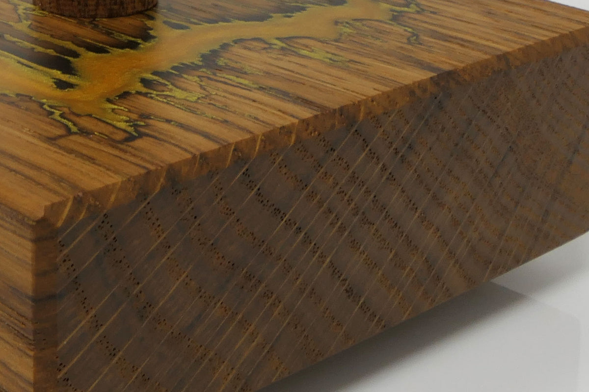 Detail der massiven Roteiche mit Maserung und gelb-goldener Lichtenberg-Struktur