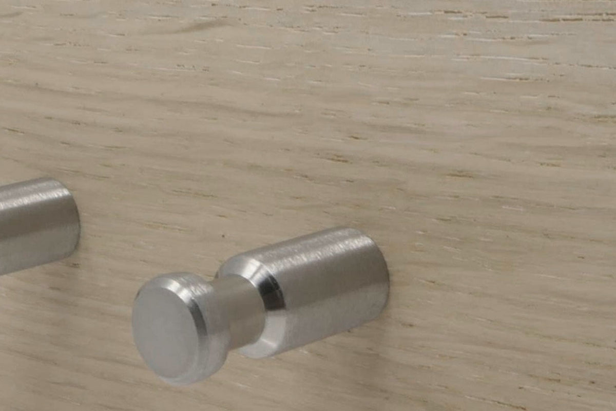 Detail der Schlüsselleiste OAK BLANC mit Edelstahlhaken