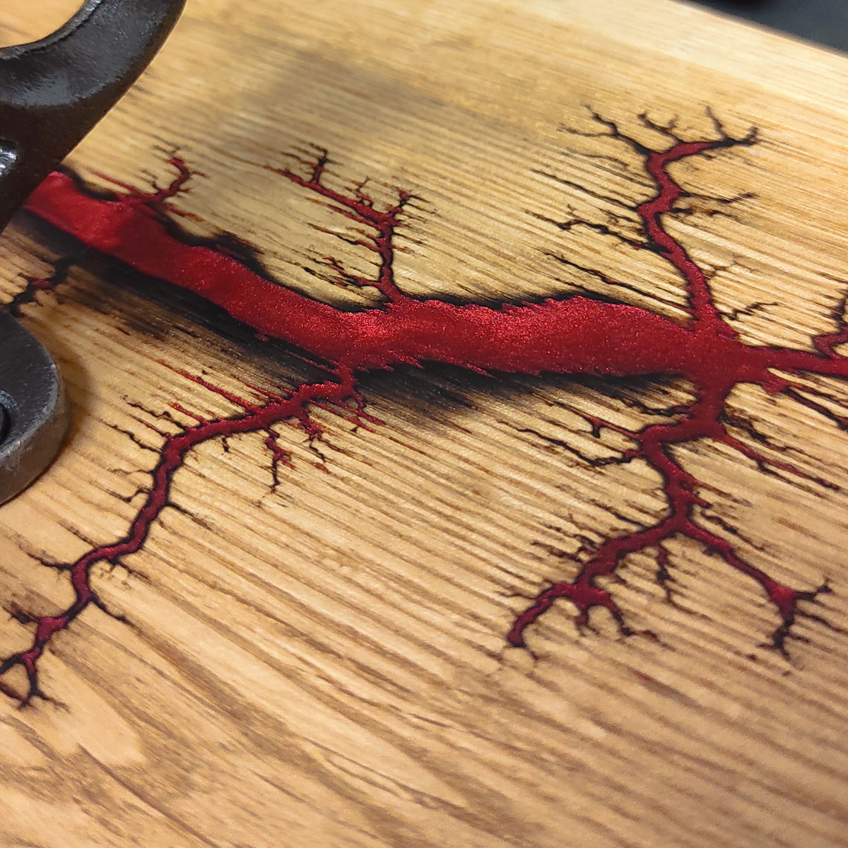 Lichtenberg-Gravur in Carbon Red mit Metallicpigmenten auf Eiche