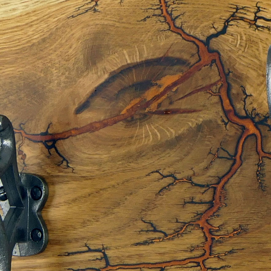Lichtenberg-Gravur in Flame Copper mit Metallicpigmenten auf Eiche