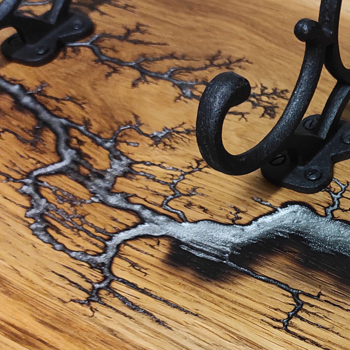 Lichtenberg-Gravur in Platin Silber mit Metallicpigmenten auf Eiche