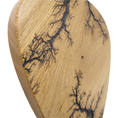 Gitarrenhalter aus Eiche mit Lichtenberg Gravur – DARK LINES FIVE Kork