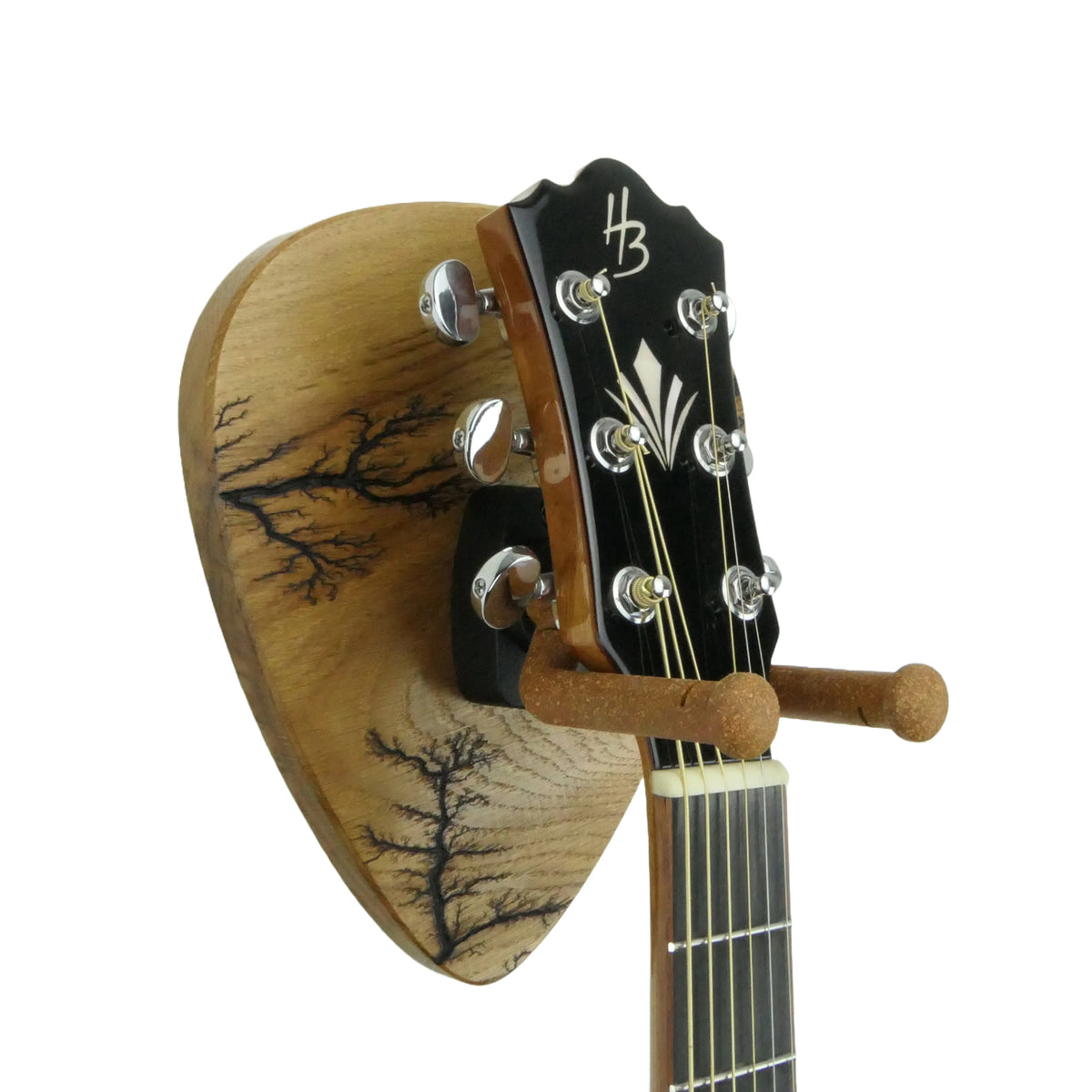 Gitarrenhalter aus Eiche mit Lichtenberg Gravur – DARK LINES FIVE Kork