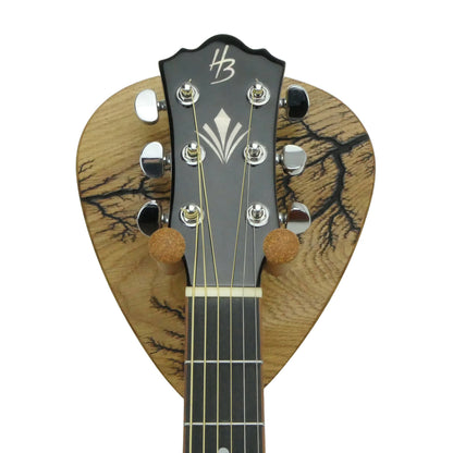 Gitarrenhalter aus Eiche mit Lichtenberg Gravur – DARK LINES FIVE Kork