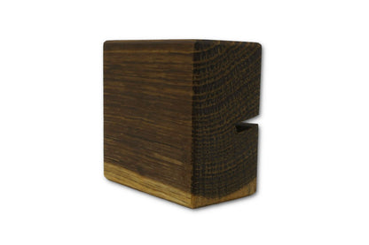 OAK NOIR Kartenhalter aus Räuchereiche mit Splintholz und schrägem Schlitz in Seitenansicht
