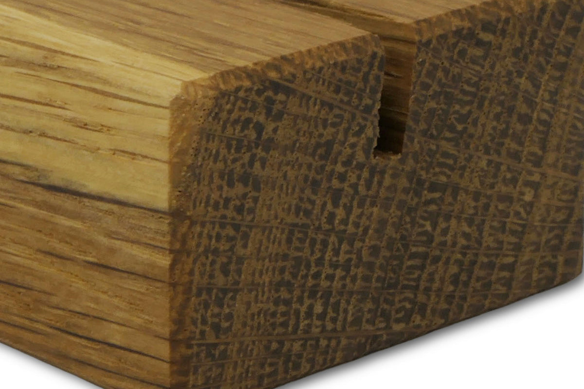 Detail des schrägen Kartenschlitzes und der Maserung im massiven Eichenholz