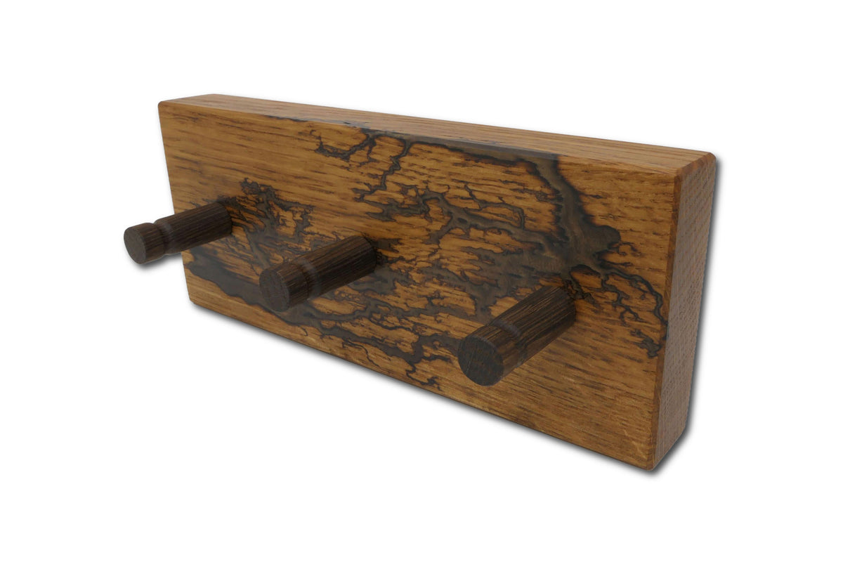 Schlüsselboard aus Roteiche 20 cm mit drei Räuchereichehaken und Epoxidharz Bronze Braun