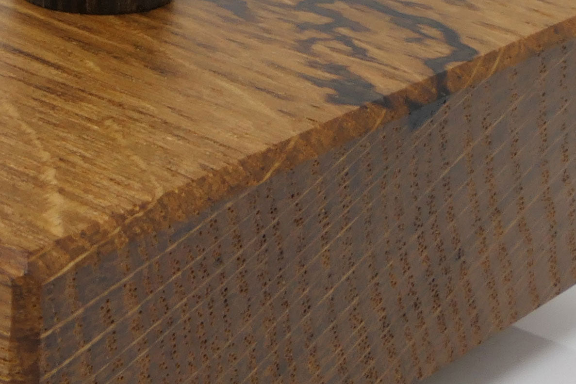 Detail der massiven Roteiche mit Maserung und Lichtenberg-Struktur