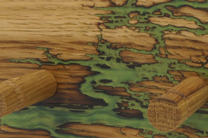 Detail der Lichtenberg-Gravur mit olivgrüner Epoxidharzfüllung und Eichenhaken