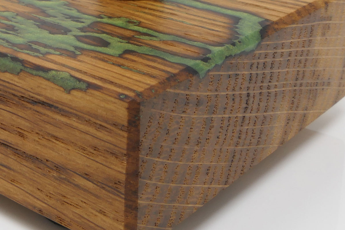 Detail der massiven Roteiche mit Maserung und olivgrüner Lichtenberg-Struktur