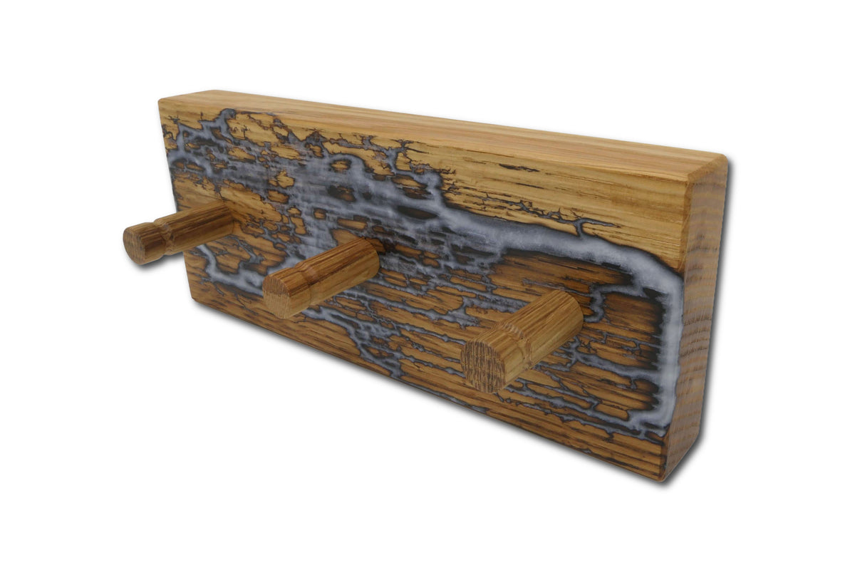 Schlüsselboard aus Roteiche 20 cm mit drei Eichenhaken und Epoxidharz Perlweiß