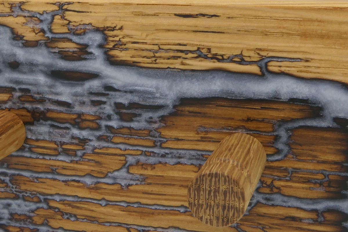 Detail der Lichtenberg-Gravur mit perlweißer Epoxidharzfüllung und Eichenhaken