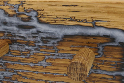 Detail der Lichtenberg-Gravur mit perlweißer Epoxidharzfüllung und Eichenhaken