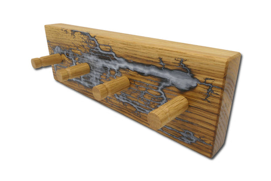 Schlüsselboard aus Roteiche 25 cm mit vier Eichenhaken und Epoxidharz Perlweiß