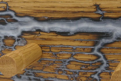 Detail der Lichtenberg-Gravur mit perlweißer Epoxidharzfüllung und Eichenhaken