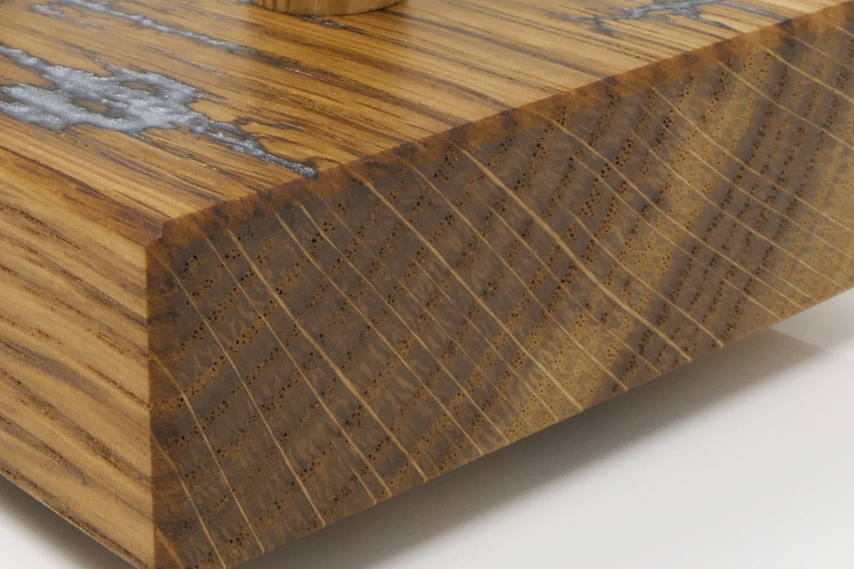 Detail der massiven Roteiche mit Maserung und perlweißer Lichtenberg-Struktur