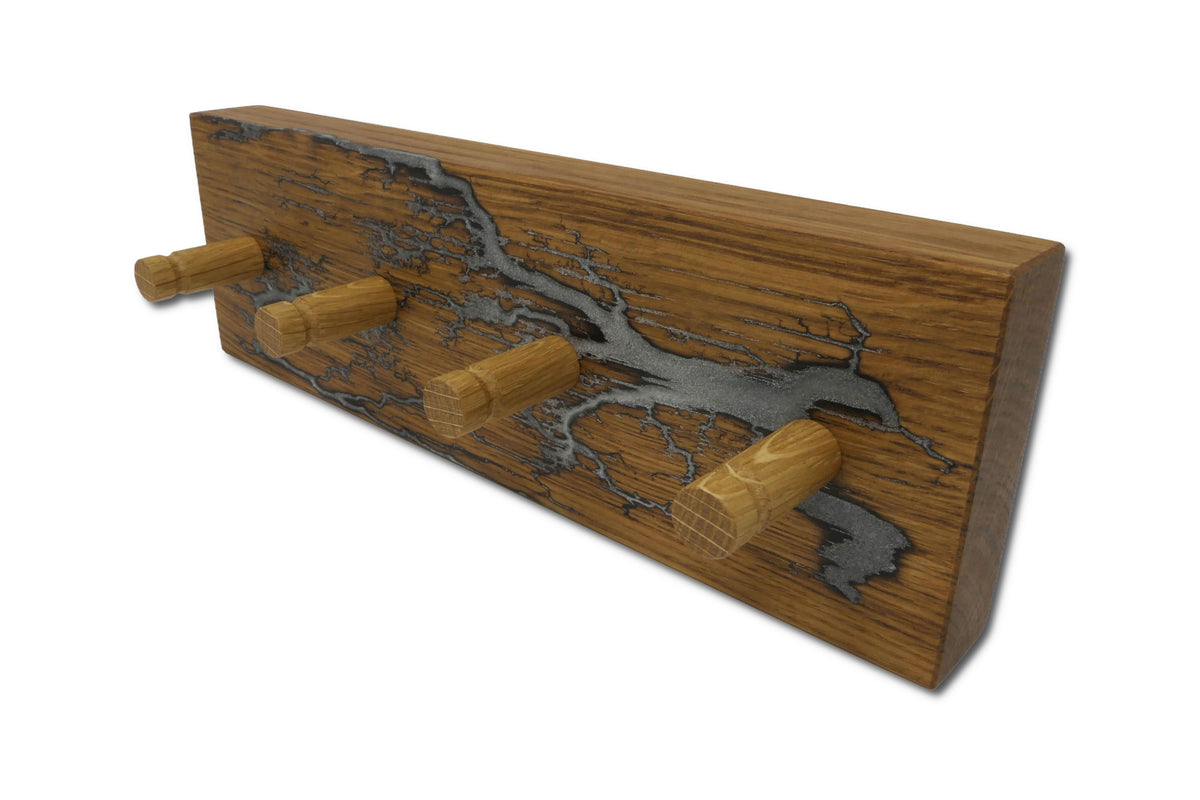 Schlüsselboard aus Roteiche 25 cm mit vier Eichenhaken und Epoxidharz Platin Silber