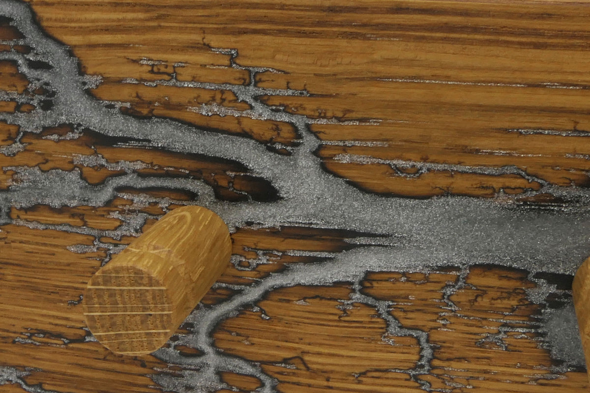 Detail der Lichtenberg-Gravur mit Epoxidharz in Platin Silber und Eichenhaken