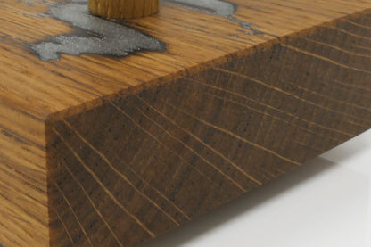 Detail der massiven Roteiche mit Maserung und silberfarbener Lichtenberg-Struktur