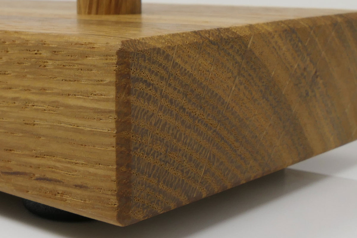 Detail der hellen Räuchereiche mit markanter Maserung und geölter Oberfläche