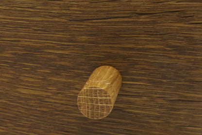 Detail eines Eichenhakens auf der dunklen Räuchereiche