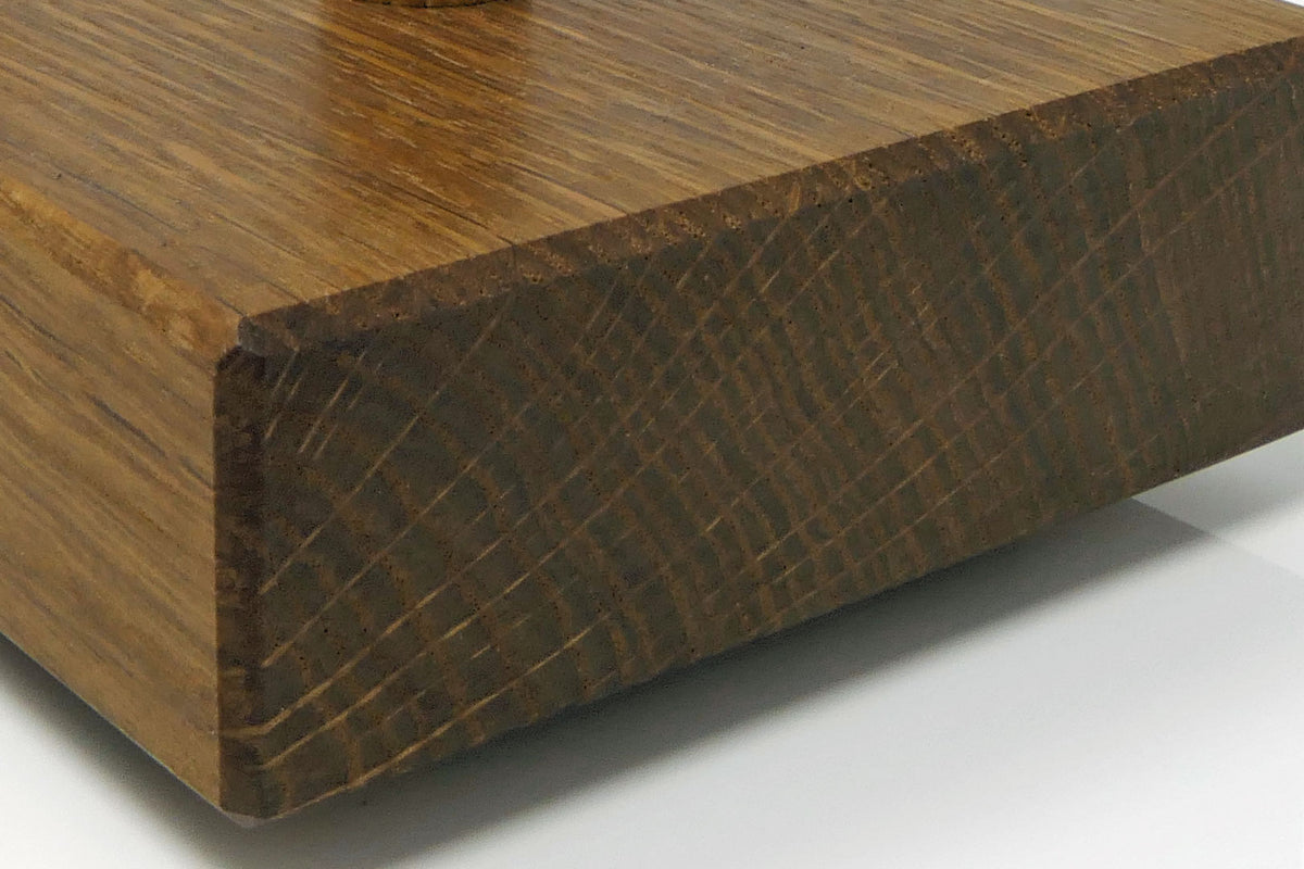Detail der massiven Räuchereiche mit dunkler Maserung und geölter Oberfläche
