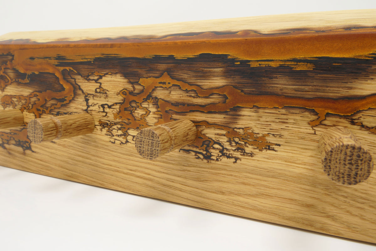Detail der Lichtenberg-Struktur mit Epoxidharz in Flame Copper und Eichenhaken