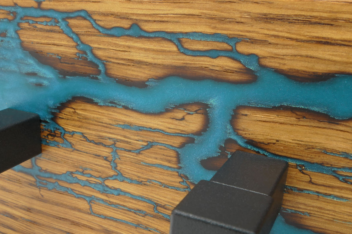 Detail der Lichtenberg-Struktur mit Epoxidharz in Pazifik Türkis und schwarzem Aluminiumhaken