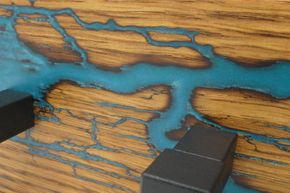 Detail der Lichtenberg-Struktur mit Epoxidharz in Pazifik Türkis und schwarzem Aluminiumhaken
