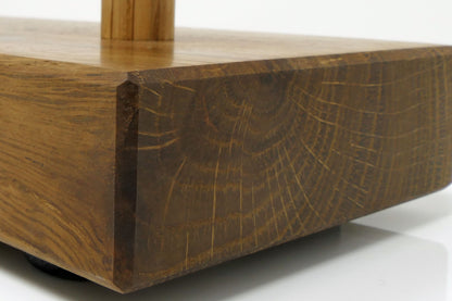 Detail der massiven Räuchereiche mit dunkler Maserung und geölter Oberfläche