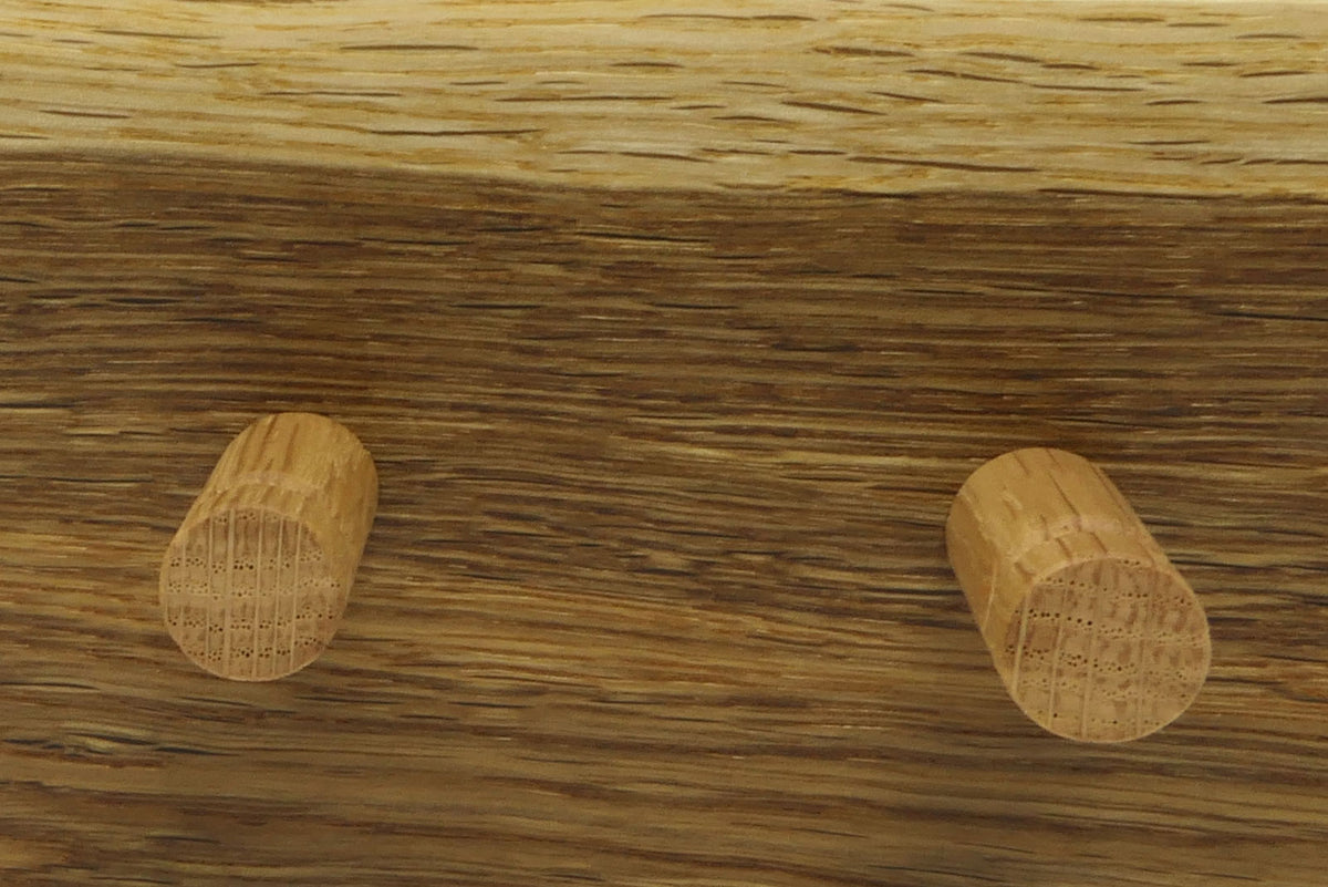 Detail der Räuchereiche mit zwei Eichenhaken und sichtbarer Maserung