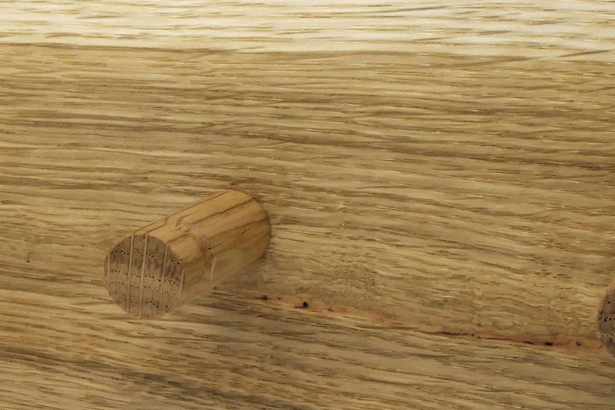 Detail der Eichenhaken mit umlaufender Rille und sichtbarer Maserung