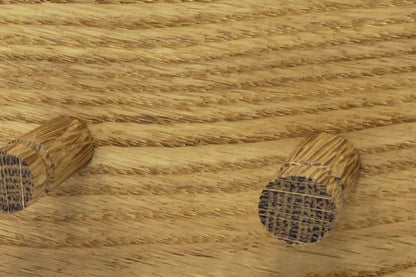 Detail der Eichenhaken mit umlaufender Rille und sichtbarer Holzmaserung
