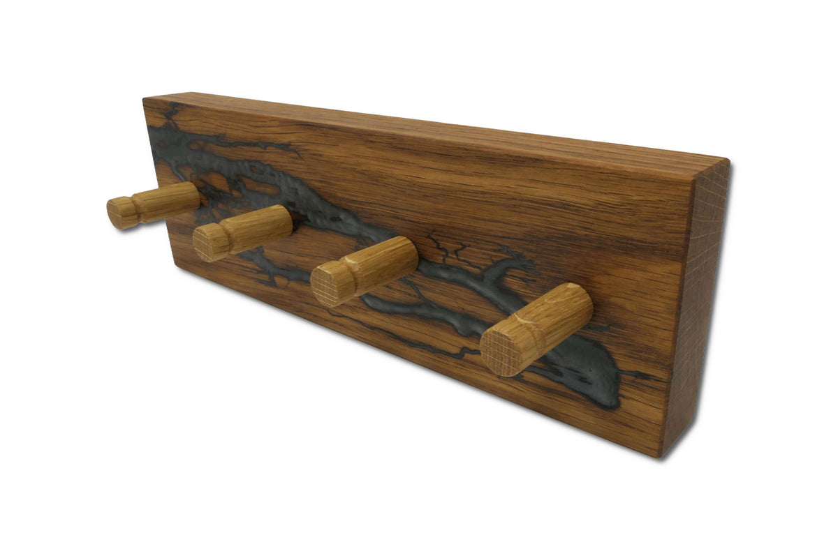 Schlüsselboard aus Roteiche 25 cm mit vier Eichenhaken und Epoxidharz Anthrazit