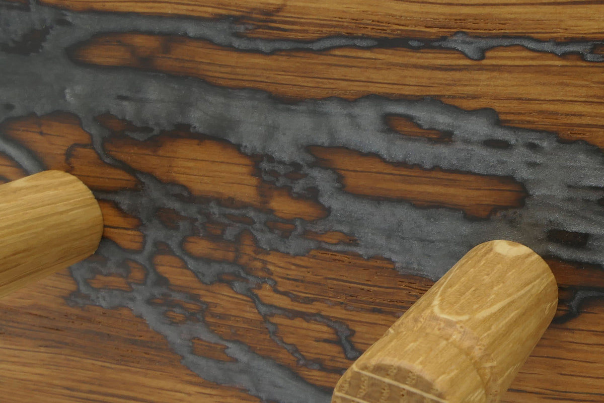 Detail der Lichtenberg-Struktur mit Epoxidharz in Intensiv Anthrazit und Eichenhaken