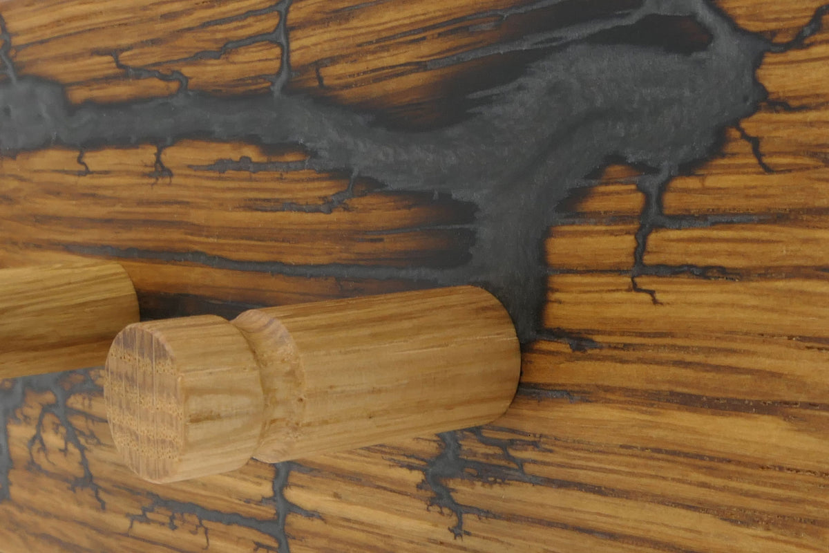 Detail der Lichtenberg-Gravur mit Epoxidharz in Intensiv Anthrazit und Eichenhaken