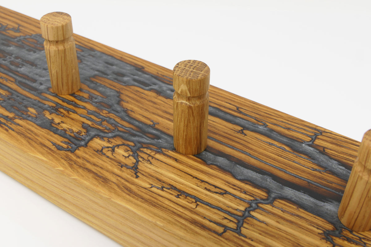 Detail der verzweigten Lichtenberg-Struktur mit anthrazitgrauen Akzenten und Eichenhaken
