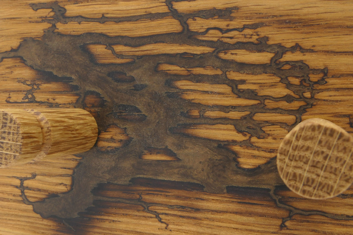 Detail der Lichtenberg-Struktur mit Epoxidharz Bronze Braun und Eichenhaken