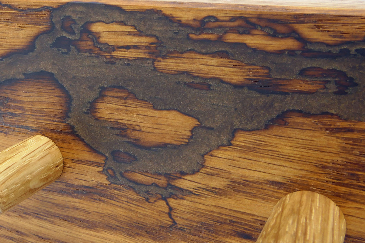 Detail der Lichtenberg-Struktur mit Epoxidharz Bronze Braun und Eichenhaken