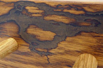 Detail der Lichtenberg-Struktur mit Epoxidharz Bronze Braun und Eichenhaken