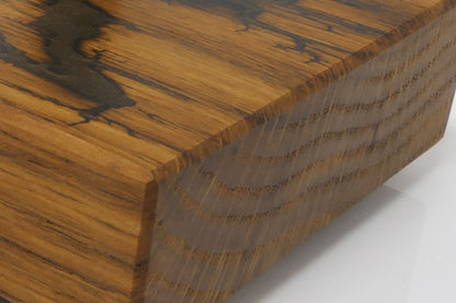 Detail der massiven Roteiche mit Maserung und Lichtenberg-Struktur