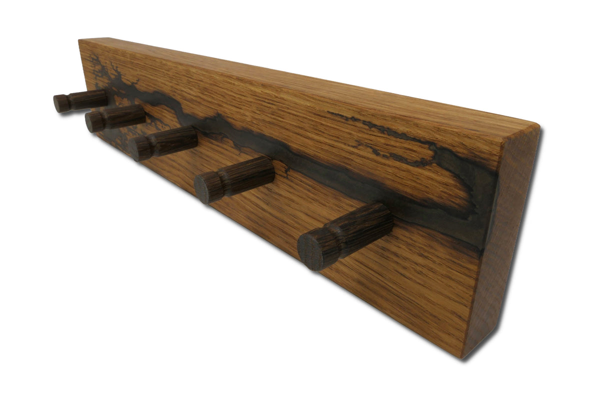 Schlüsselboard aus Roteiche mit fünf Holzhaken und Epoxidharz Bronze Braun