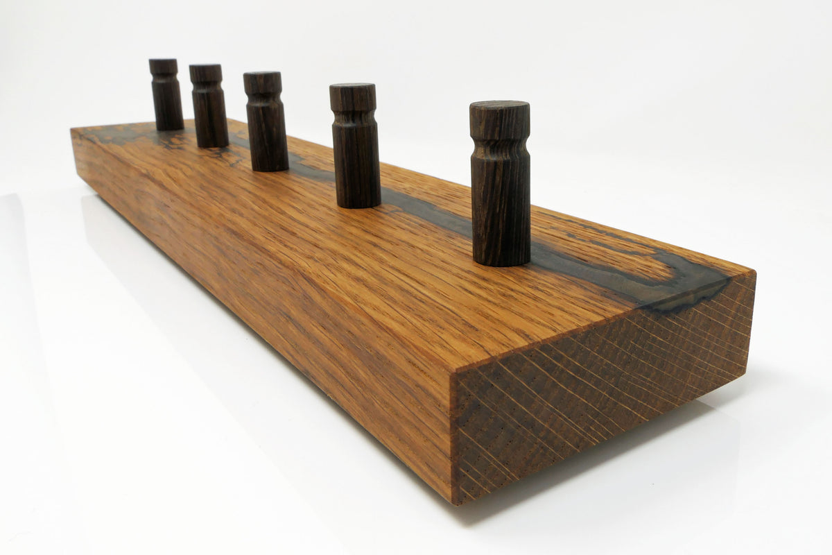 Schlüsselboard aus Roteiche mit fünf Haken aus Räuchereiche in Seitenansicht