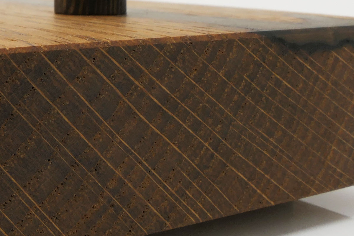 Detail der massiven Roteiche und geölten Holzoberfläche
