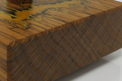 Detail der massiven Roteiche mit Maserung und gelb-goldener Lichtenberg-Struktur