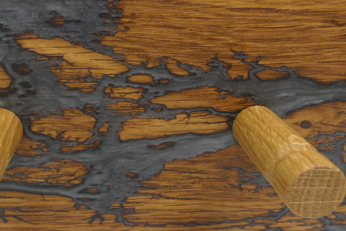Detail der Lichtenberg-Struktur mit Epoxidharz in Intensiv Anthrazit und Eichenhaken