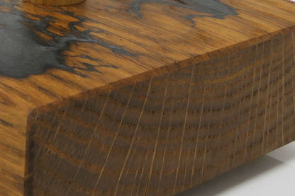 Detail der massiven Roteiche mit Maserung und anthrazitfarbener Lichtenberg-Struktur