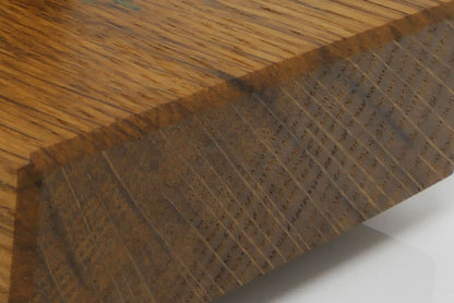 Detail der massiven Roteiche mit Maserung und geölter Oberfläche