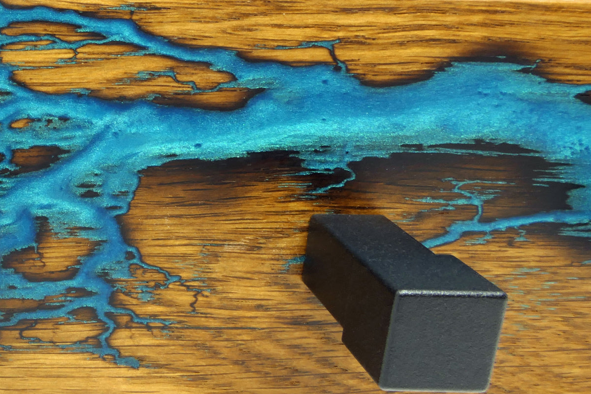 Detail der Lichtenberg-Struktur mit Epoxidharz in Pazifik Türkis und schwarzem Aluminiumhaken